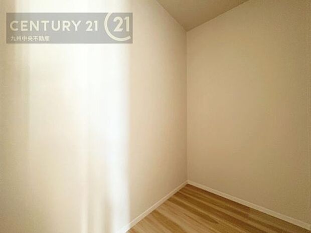 【ウォークインクローゼット】大型収納で片付け安心、生活にゆとりができ、お部屋もスッキリします。