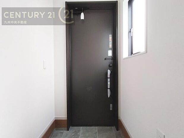 【玄関】玄関をスッキリに見せるために、シューズボックスを設置しました。オシャレは足元から。