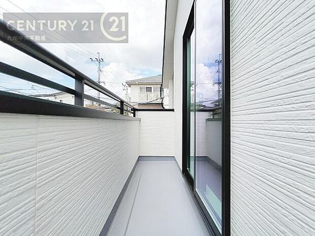 【バルコニー】日当たり良好なバルコニー。洗濯物やお布団もポッカポカに。