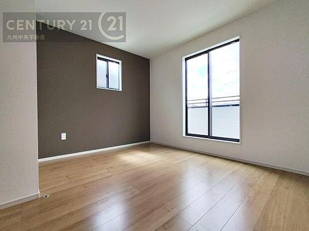 【洋室】開放的なバルコニーに面したお部屋。採光良好な快適空間です。