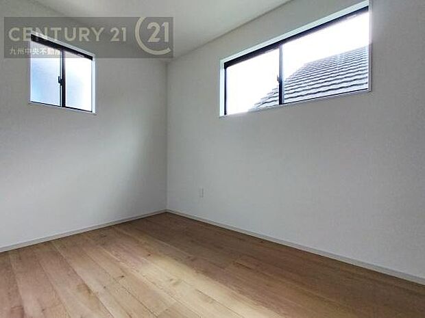 【洋室】2面採光を確保したお部屋。爽やかな風を感じて起きる朝は、快適生活の始まりに。