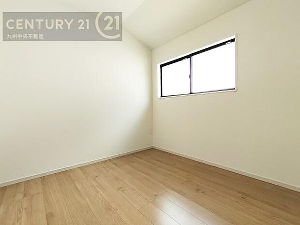 【洋室】家族一人ひとりの大切なプライベート空間。趣味に合わせて使って頂けるようシンプルに仕上げてあります。