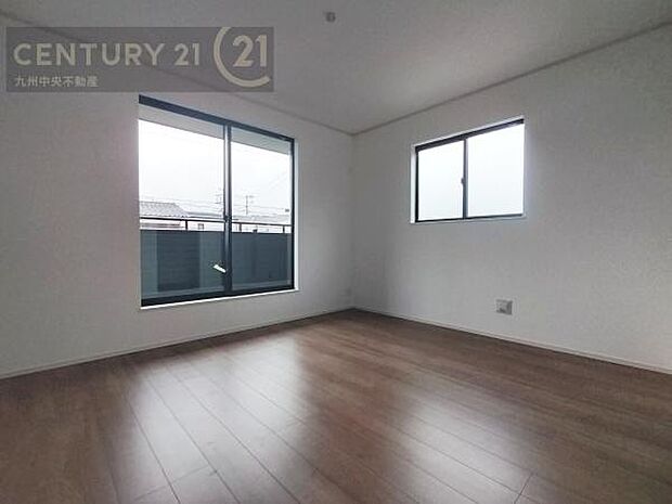 【洋室】開放的なバルコニーに面したお部屋。採光良好な快適空間です。