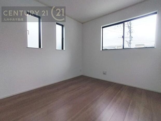 【洋室】2面採光を確保したお部屋。爽やかな風を感じて起きる朝は、快適生活の始まりに。