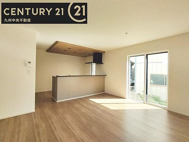 【リビング】ご家族みんながゆったり寛げる開放感たっぷりのリビング。広々としたリビングでは家具選びも楽しみの一つになりますね。