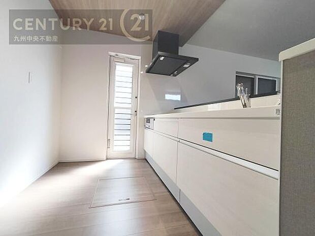 【キッチン】家族との会話を楽しみながら、お子様を見守りながら、お料理をすることができます。