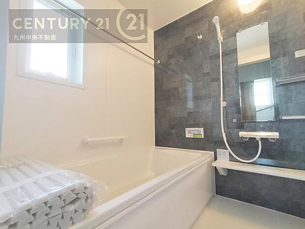 【ユニットバス】浴室暖房乾燥機付きで雨の日が多い梅雨の時期も安心です。また、冬のヒートショック対策としても活躍します。