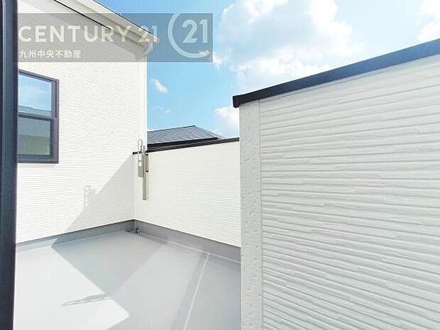 【バルコニー】広々バルコニー。日当たりも良く、洗濯物もよく乾きます。