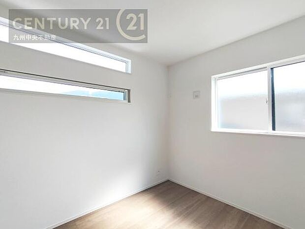 【洋室】2面採光を確保したお部屋。爽やかな風を感じて起きる朝は、快適生活の始まりに。