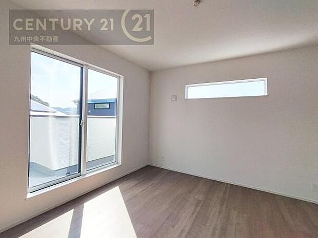 【洋室】開放的なバルコニーに面したお部屋。採光良好な快適空間です。