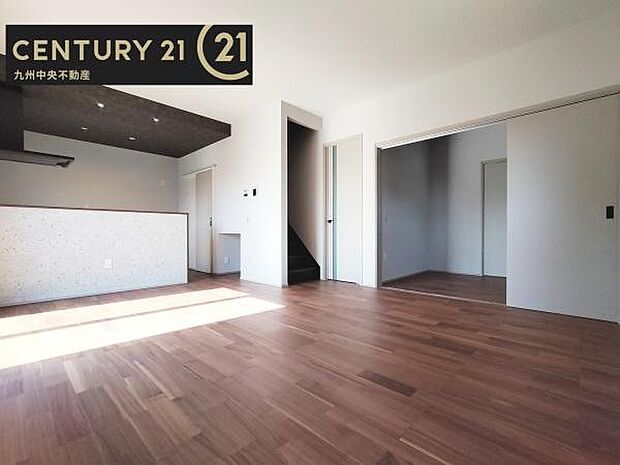 【リビング】ご家族みんながゆったり寛げる開放感たっぷりのリビング。広々としたリビングでは家具選びも楽しみの一つになりますね。