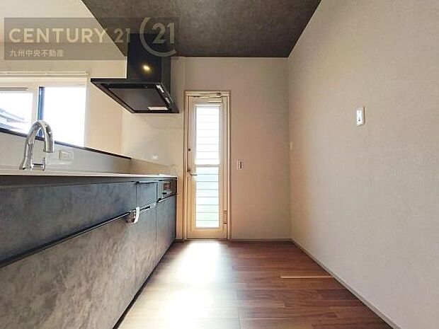 【キッチン】家族との会話を楽しみながら、お子様を見守りながら、お料理をすることができます。