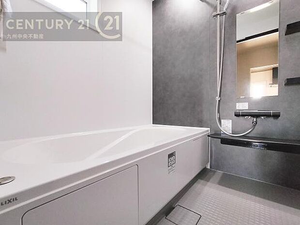 【ユニットバス】浴室暖房乾燥機付きで雨の日が多い梅雨の時期も安心です。また、冬のヒートショック対策としても活躍します。