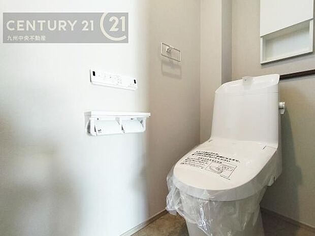 【トイレ】汚れてもサッとひと拭きでお手入れ簡単、エコ仕様の温水洗浄便座付きのトイレです。バリアフリーにも配慮しています。