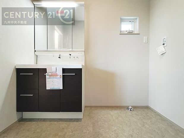 【洗面所】広々とした洗面スペースで朝時間も快適に。鏡の両サイドは、必要なものを取り出しやすく、大きな鏡面で朝の準備もスムーズに。