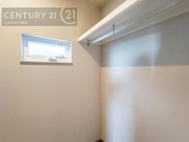 【ウォークインクローゼット】大型収納で片付け安心、生活にゆとりができ、お部屋もスッキリします。