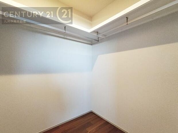 【ウォークインクローゼット】大型収納で片付け安心、生活にゆとりができ、お部屋もスッキリします。