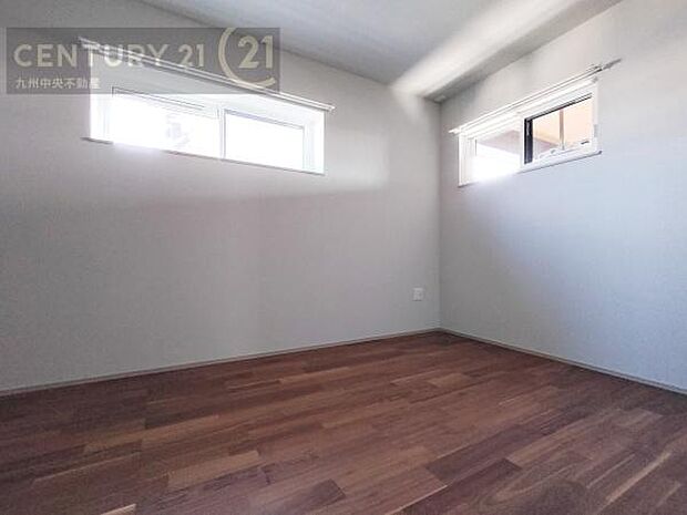 【洋室】2面採光を確保したお部屋。爽やかな風を感じて起きる朝は、快適生活の始まりに。