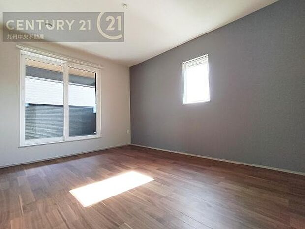 【洋室】開放的なバルコニーに面したお部屋。採光良好な快適空間です。