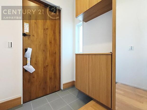 【玄関】玄関をスッキリに見せるために、シューズボックスを設置しました。オシャレは足元から。