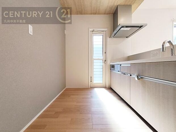 【キッチン】家族との会話を楽しみながら、お子様を見守りながら、お料理をすることができます。