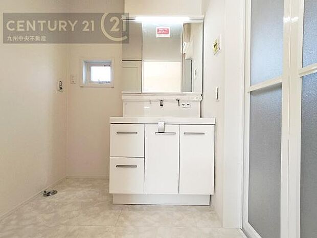 【洗面所】広々とした洗面スペースで朝時間も快適に。鏡の両サイドは、必要なものを取り出しやすく、大きな鏡面で朝の準備もスムーズに。