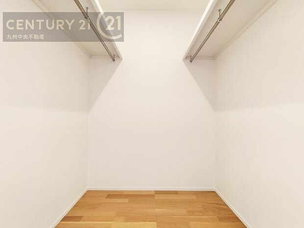 【ウォークインクローゼット】大型収納で片付け安心、生活にゆとりができ、お部屋もスッキリします。