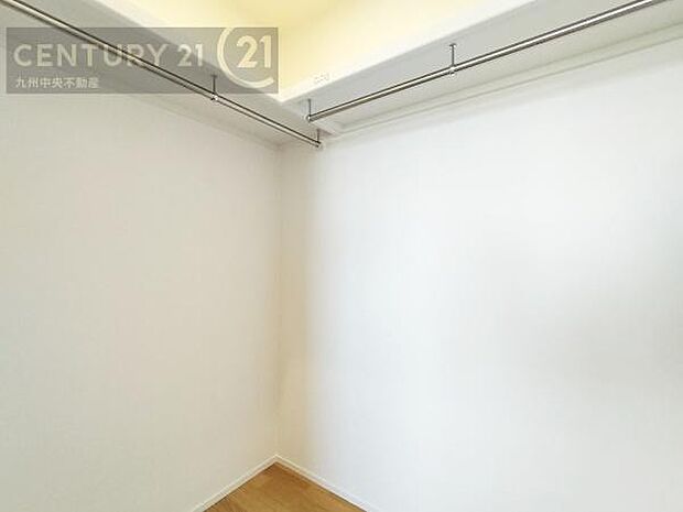 【ウォークインクローゼット】大型収納で片付け安心、生活にゆとりができ、お部屋もスッキリします。