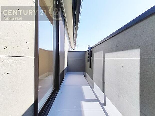 【バルコニー】日当たり良好なバルコニー。洗濯物やお布団もポッカポカに。