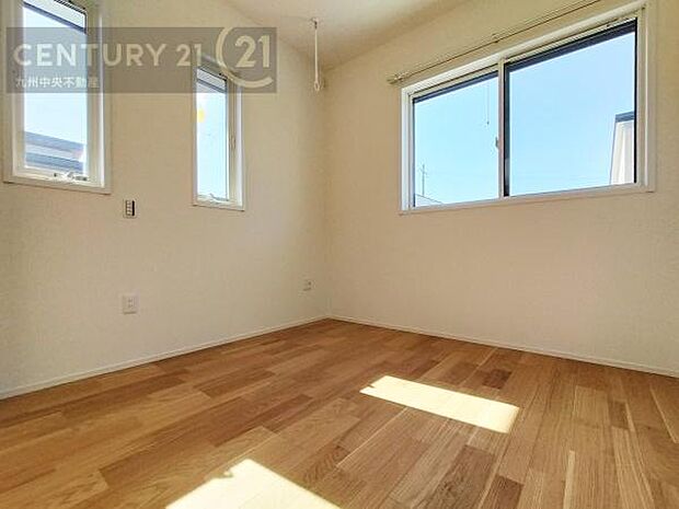 【洋室】2面採光を確保したお部屋。爽やかな風を感じて起きる朝は、快適生活の始まりに。