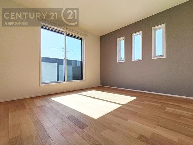 【洋室】開放的なバルコニーに面したお部屋。採光良好な快適空間です。