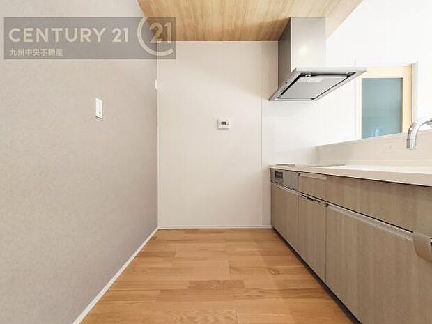 【キッチン】家族との会話を楽しみながら、お子様を見守りながら、お料理をすることができます。