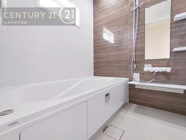 【洗面所】広々とした洗面スペースで朝時間も快適に。鏡の両サイドは、必要なものを取り出しやすく、大きな鏡面で朝の準備もスムーズに。