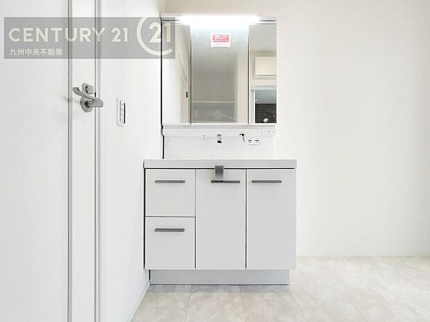 【洗面所】広々とした洗面スペースで朝時間も快適に。鏡の両サイドは、必要なものを取り出しやすく、大きな鏡面で朝の準備もスムーズに。