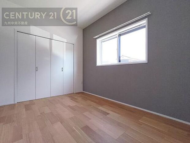 【洋室】家族一人ひとりの大切なプライベート空間。趣味に合わせて使って頂けるようシンプルに仕上げてあります。