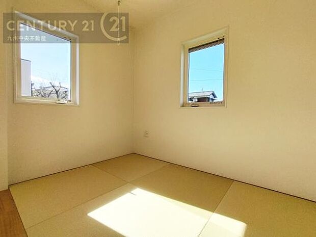 【和室】あると嬉しいリビング横の和室。小さなお子様の遊ぶスペースやお昼寝タイムにも最適です。