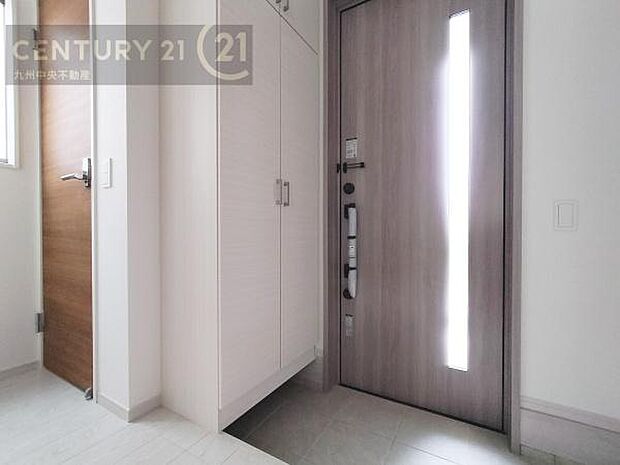 【玄関】玄関をスッキリに見せるために、シューズボックスを設置しました。オシャレは足元から。