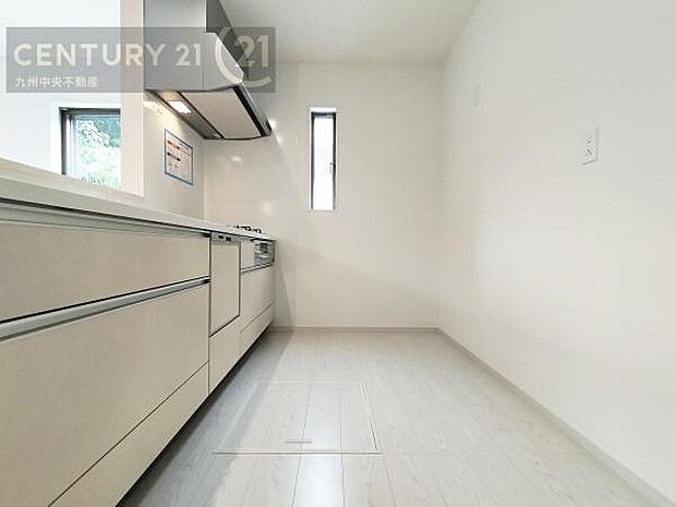 【キッチン】家族との会話を楽しみながら、お子様を見守りながら、お料理をすることができます。