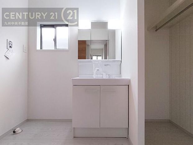 【洗面所】広々とした洗面スペースで朝時間も快適に。鏡の両サイドは、必要なものを取り出しやすく、大きな鏡面で朝の準備もスムーズに。