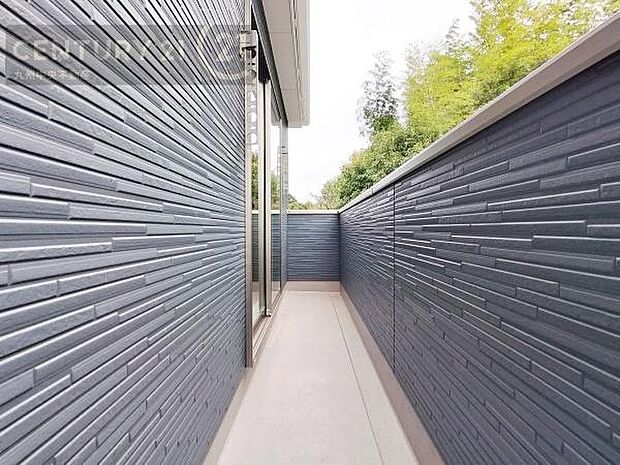 【バルコニー】日当たり良好なバルコニー。洗濯物やお布団もポッカポカに。