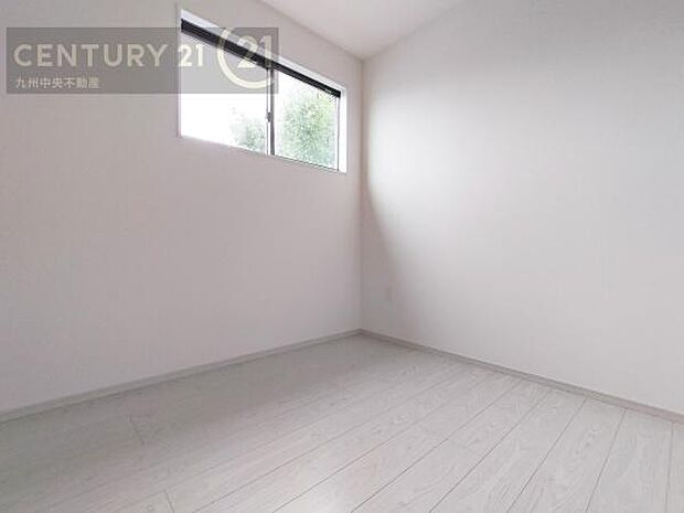 【洋室】家族一人ひとりの大切なプライベート空間。趣味に合わせて使って頂けるようシンプルに仕上げてあります。