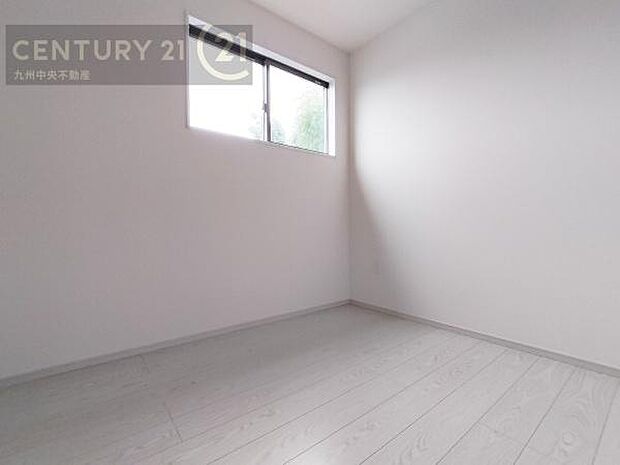 【洋室】家族一人ひとりの大切なプライベート空間。趣味に合わせて使って頂けるようシンプルに仕上げてあります。