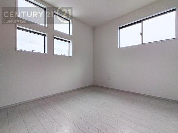 【洋室】2面採光を確保したお部屋。爽やかな風を感じて起きる朝は、快適生活の始まりに。