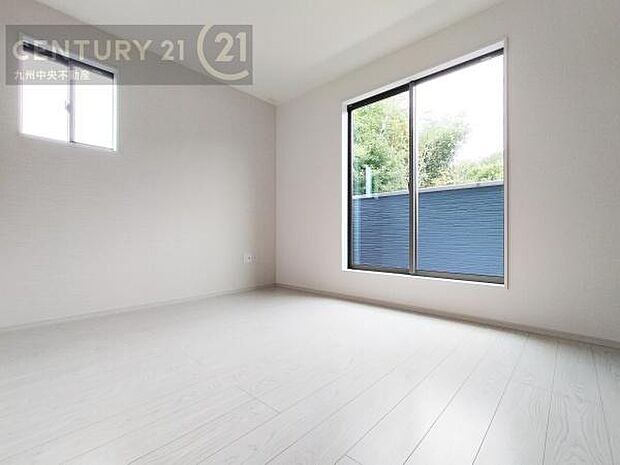 【洋室】開放的なバルコニーに面したお部屋。採光良好な快適空間です。