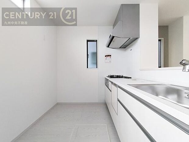 【キッチン】収納スペース・作業スペースが広いシステムキッチンは奥様にうれしいポイント。快適にお料理ができます。