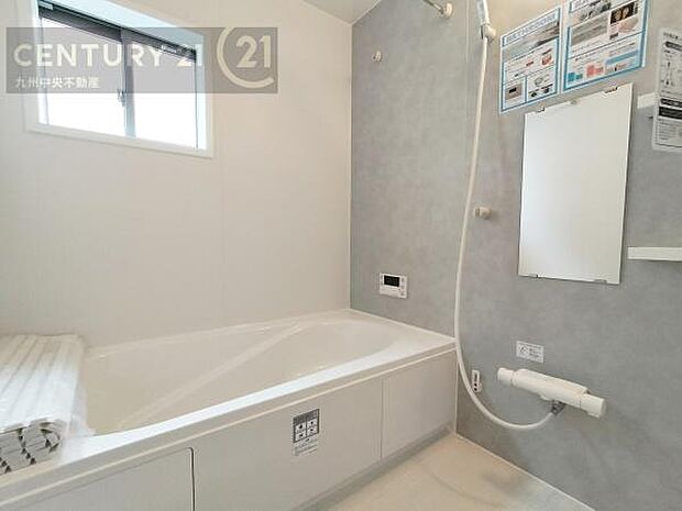 【ユニットバス】浴室暖房乾燥機付きで雨の日が多い梅雨の時期も安心です。また、冬のヒートショック対策としても活躍します。