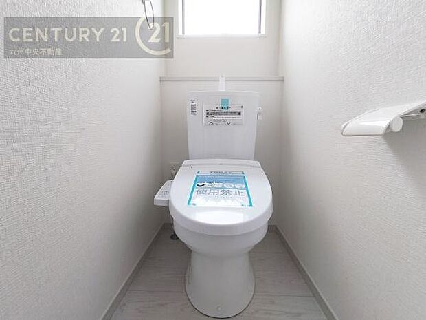 【トイレ】汚れてもサッとひと拭きでお手入れ簡単、エコ仕様の温水洗浄便座付きのトイレです。バリアフリーにも配慮しています。