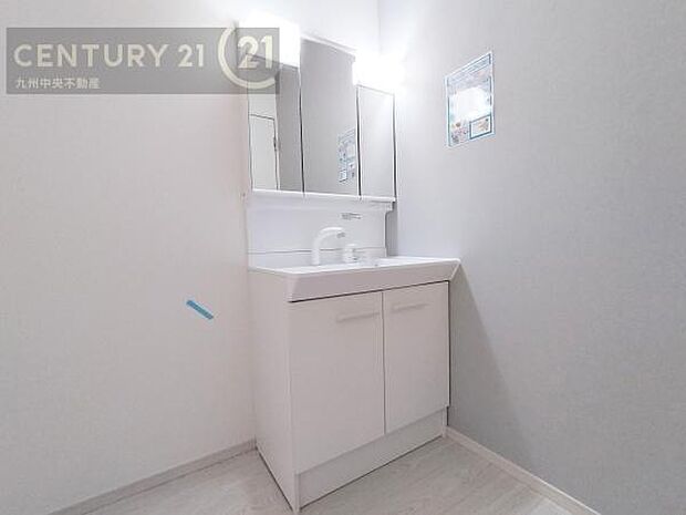 【洗面所】広々とした洗面スペースで朝時間も快適に。鏡の両サイドは、必要なものを取り出しやすく、大きな鏡面で朝の準備もスムーズに。