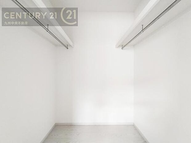 【ウォークインクローゼット】大型収納で片付け安心、生活にゆとりができ、お部屋もスッキリします。