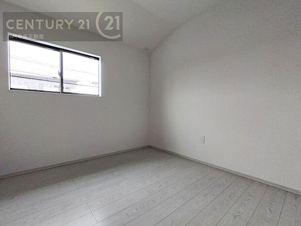 【洋室】家族一人ひとりの大切なプライベート空間。趣味に合わせて使って頂けるようシンプルに仕上げてあります。